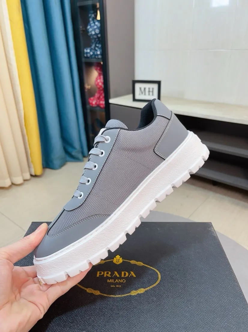 Men's shoes 💰440🌹🌹Prada 〈prada〉 luxury and fashionable high-end products ✊🔥The perfect last shape and top-notch handcrafting make this shoe immediately create a strong aristocratic atmosphere. Imported first-layer cowhide with brogue carving crafts💋Genuine leather lining🎶Rubber combination outsole specially imported from France for leather shoes😍Color: Mysterious Black☕️Size 38～44